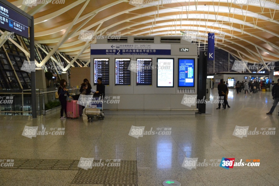 上海浦东国际机场t2航站楼出发层27号出入口旁航班信息显示屏