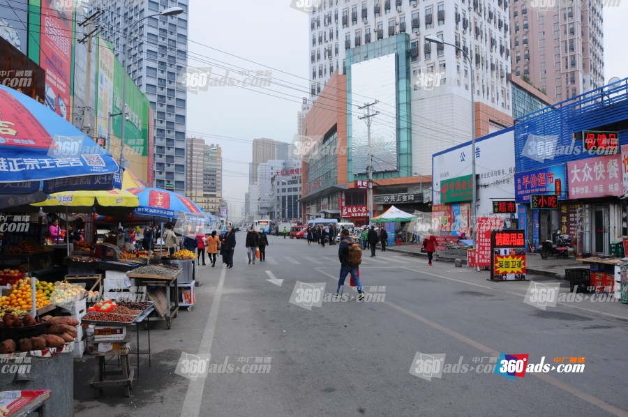 民主路与昆明南街交汇处温州城墙面大牌