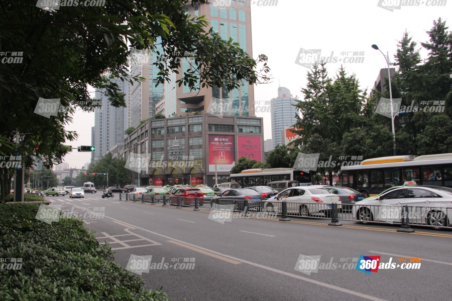 顺城大街与玉带桥街交汇处凯乐广场墙面大牌