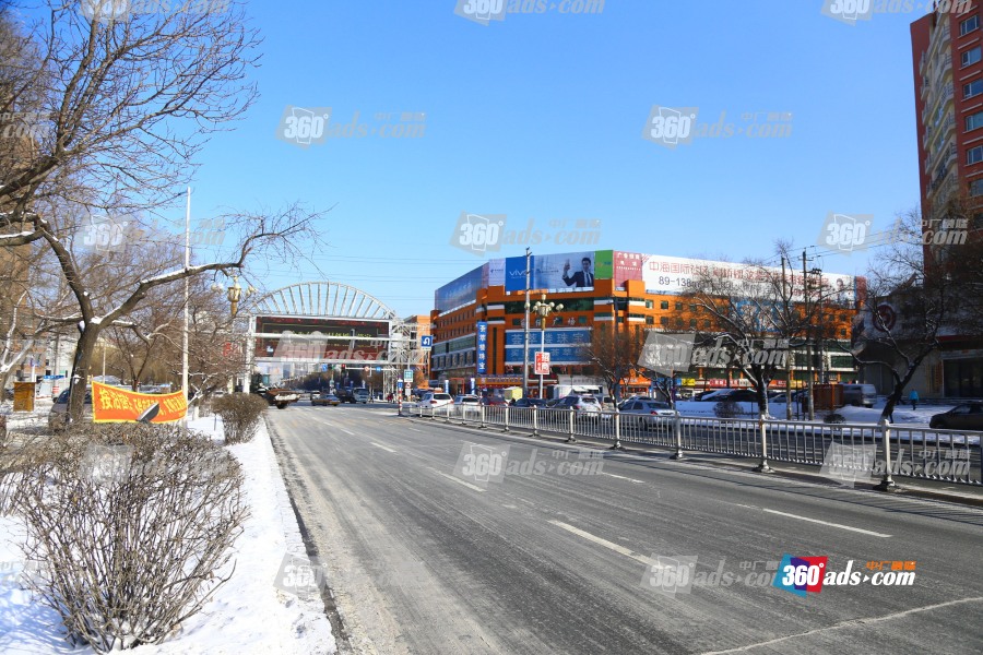 吉林大街与恒山西路交汇处八一市场楼顶大牌