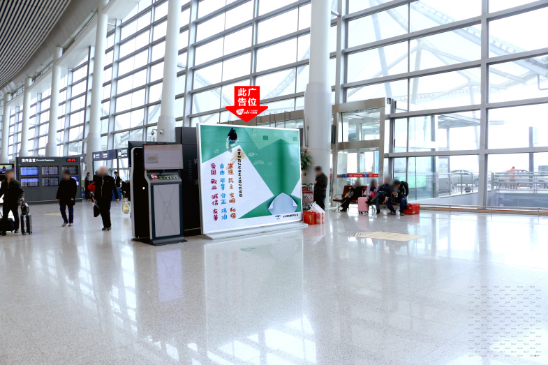 长沙黄花国际机场出发层3号出入口旁