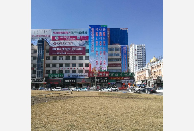 桥头街三角地商场墙面大牌